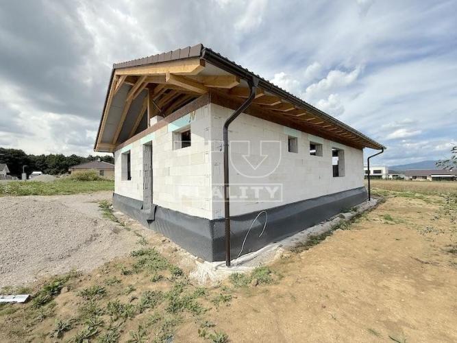 Reality NOVOSTAVBA KRÁSNEHO BUNGALOVU V TRENČIANSKOM JASTRABÍ