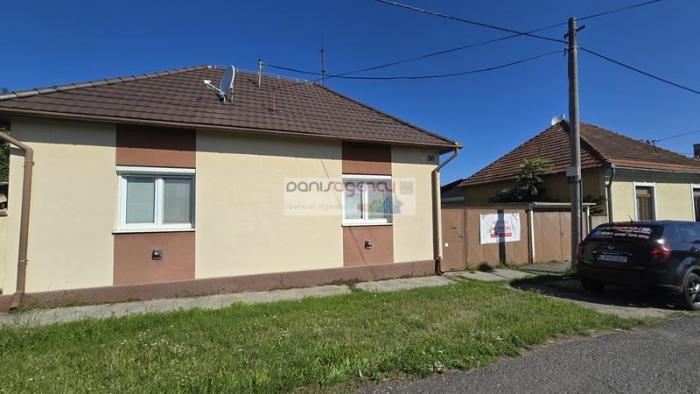 Reality Ponúkame exkluzívne na predaj pekný rodinný dom v Leviciach - Mudroňova ul. - postavený na poz