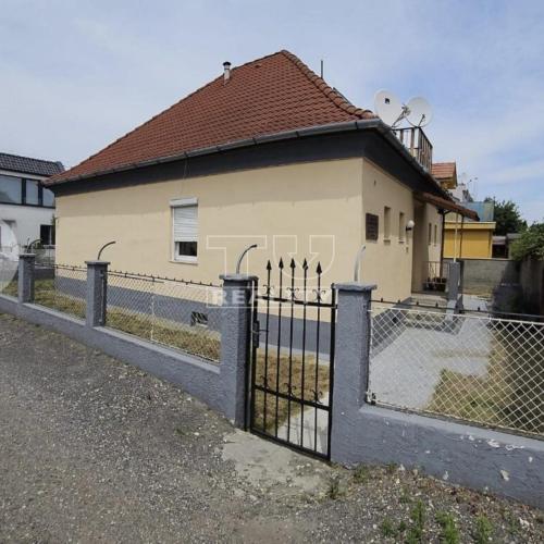 Reality Na predaj:Rodinný dom s potenciálom v obľúbenej časti Bratislava-Trnávka,ideálny na rekonštr