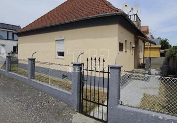 Reality Na predaj:Rodinný dom s potenciálom v obľúbenej časti Bratislava-Trnávka,ideálny na rekonštr