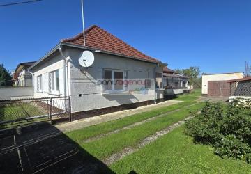 Reality Ponúkame exkluzívne na predaj rodinný dom v obci Starý Tekov - ul. Na lúkach s pozemkom o výme