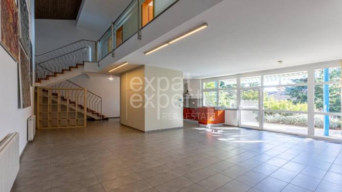 Reality Moderný 6i dom s galériou, 259 m2, nezariadený, krb, 2 terasy, garáž