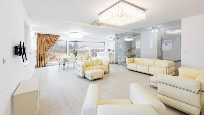 Reality Krásny 5i RD 240 m2, s A/C, terasou, záhradou a saunou, 2x parkovanie