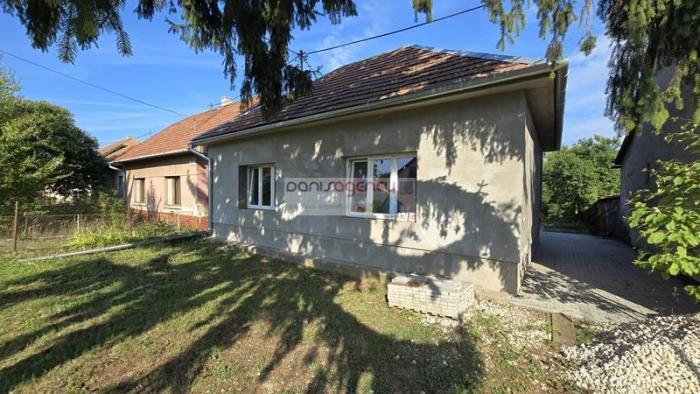 Reality Ponúkame na predaj rodinný dom v obci Čata - postavený na pozemku o výmere 1478 m2