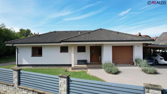 Reality REALISS - Moderný bungalov na predaj – Pečeňany, len 5 km od Bánoviec nad Bebravou
