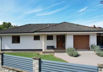 Reality REALISS - Moderný bungalov na predaj – Pečeňany, len 5 km od Bánoviec nad Bebravou