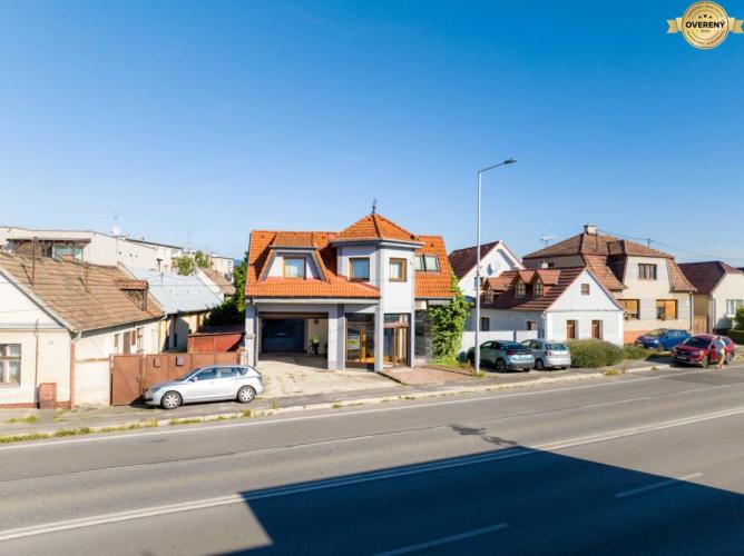 Reality TOREA - VEĽKÝ RODINNÝ DOM S OBCHODNÝMI PRIESTORMI - GRINAVA, PEZINOK