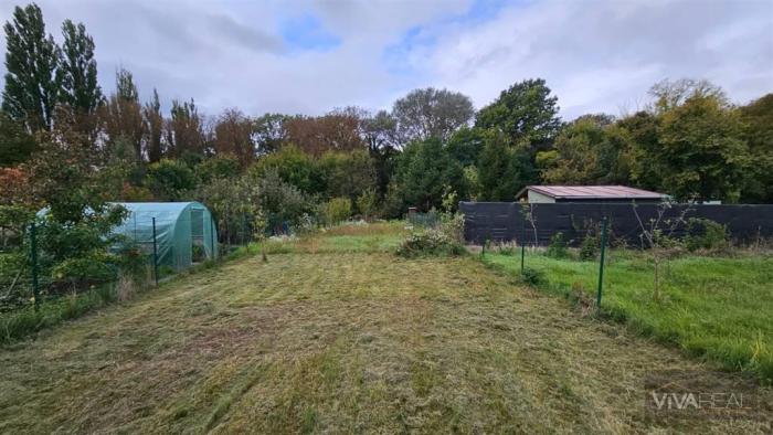 Reality VIVAREAL* POZEMOK NA REALAX  so záhradnou chatkou, výmera 550 m2, Kamenný Mlyn, cca 3 km Trnava