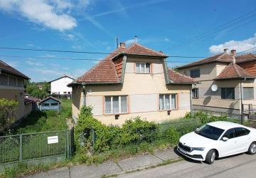 Reality NA PREDAJ: 2-izbový rodinný dom s veľkým pozemkom 805 m2 v podhorskej obci Uhrovec
