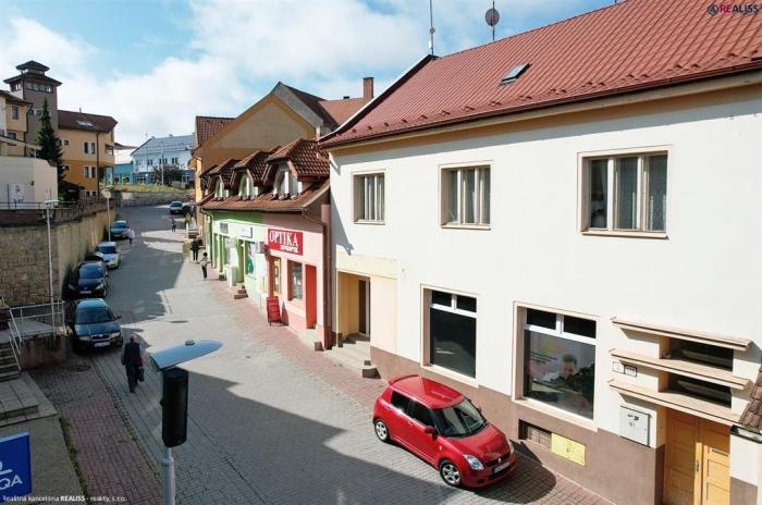 Reality Exkluzívna budova s predajňou a veľkým 3 izbovým bytom v centre mesta