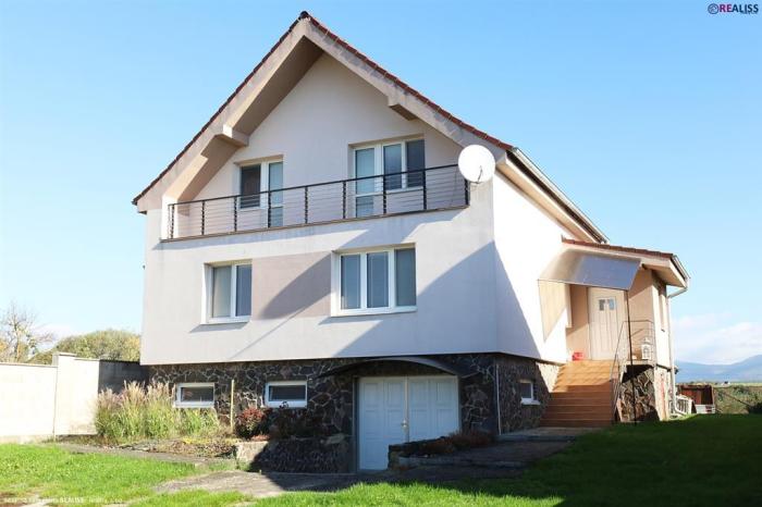 Reality Bývanie s možnosťou podnikania v Bánovciach - rodinný dom s veľkým pozemkom v prímestskej č