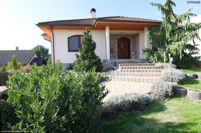 Reality REALISS-Nadštandardný 5 izbový rodinný dom s reprezentatívnym vzhľadom, s množstvom priestoru