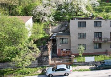 Reality Rezervované - REALISS - Rodinný dom s garážou. záhradou v Trenčianskych Tepliciach