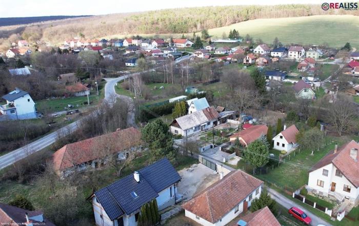 Reality REALISS - Chalupa v obci Nemečky – víkendové miesto neďaleko vodnej nádrže