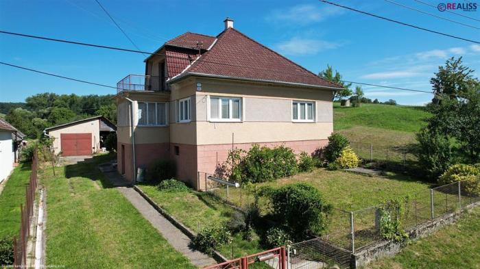 Reality REALISS - Na predaj 3 izbový rodinný dom s garážou v obci Uhrovec