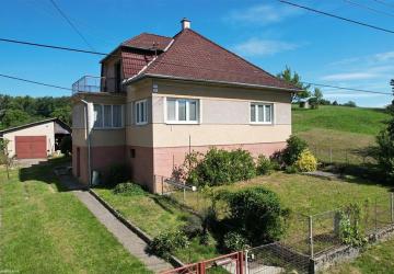 Reality REALISS - Na predaj 3 izbový rodinný dom s garážou v obci Uhrovec