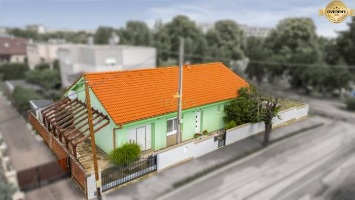 Reality Alternatíva bytu - 4-izbový rodinný dom  s garážou, krbom bez pozemku