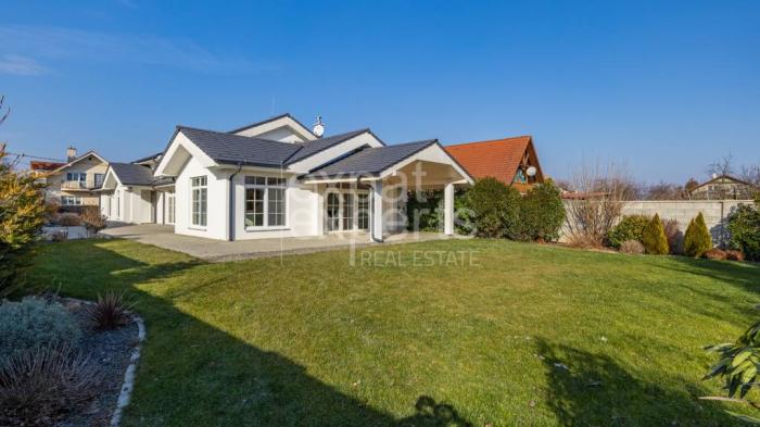 Reality Dvojpodlažný rodinný dom 404 m2, nezariadený s dvoj-garážou a záhradou
