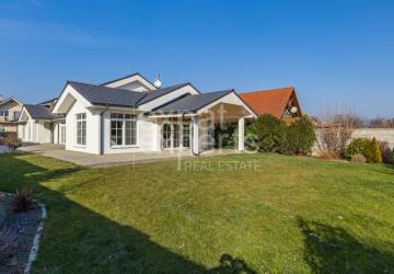Reality Dvojpodlažný rodinný dom 404 m2, nezariadený s dvoj-garážou a záhradou