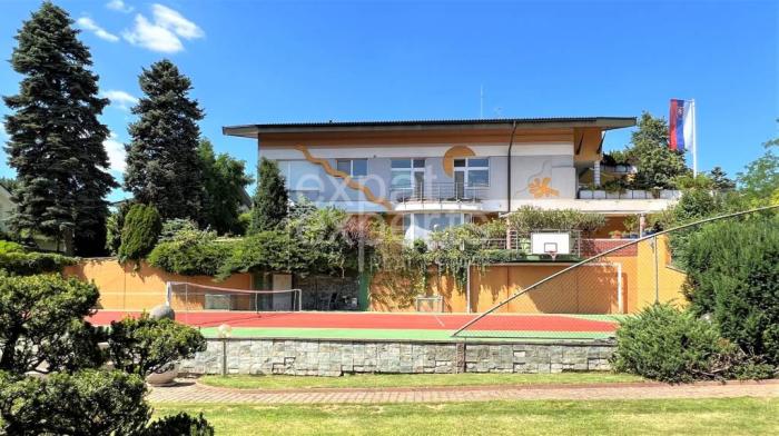 Reality Unikátna 8-izb vila 990m2, súkromie, tenisový kurt, bazén, záhrada 33á