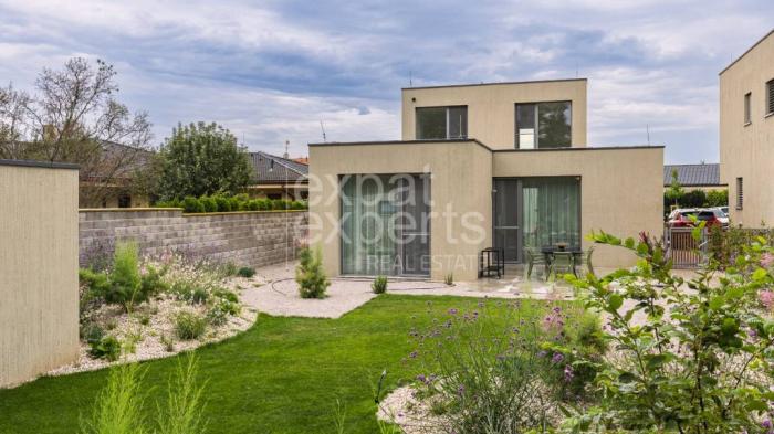 Reality Exkluzívny 4i RD 136 m2, klimatizácia, parkovanie, priestranná záhrada