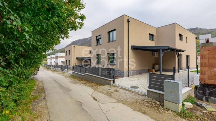 Reality 5izb polovica dvojdomu, pod lesom, 155m2, holodom na dokončenie, TOP2