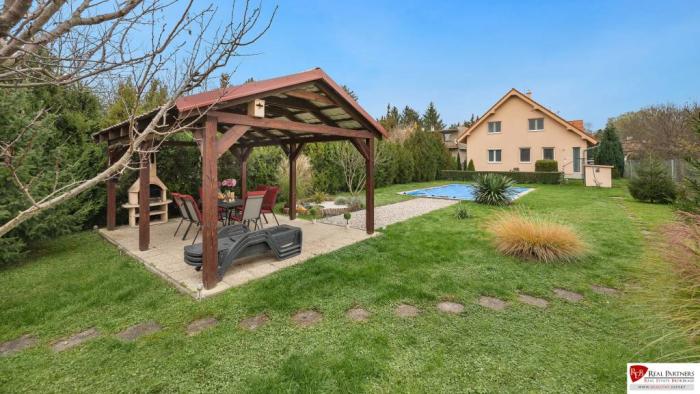 Reality REB.sk ponúka na predaj moderný 11 izb. dvojdom na 1128 m2 pozemku.