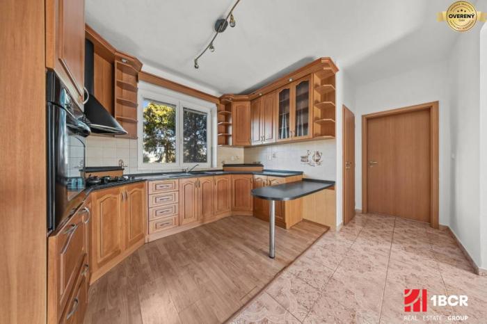 Reality 4-IZBOVÝ RD S GARÁŽOU, ZIMNOU ZÁHRADOU A PIVNICOU VO VEĽKOM BIELI