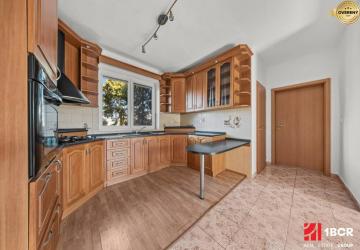 Reality 4-IZBOVÝ RD S GARÁŽOU, ZIMNOU ZÁHRADOU A PIVNICOU VO VEĽKOM BIELI