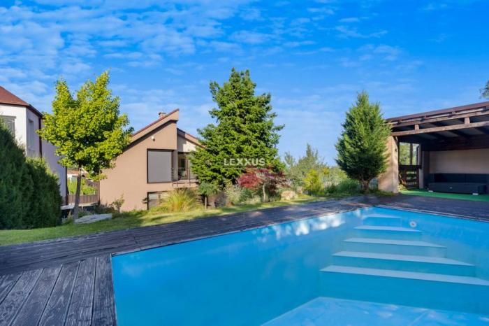Reality LEXXUS | Veľkorysý 8-izbový rodinný dom s bazénom na Zvončekovej ul.