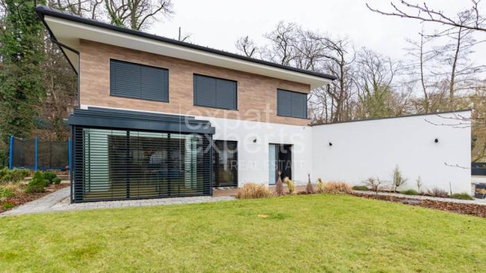 Reality Nadštandardný 5i RD 179 m2, s  A/C, dvoj-garážou a krásnou záhradou