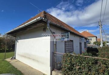 Reality Ponúkame exkluzívne na predaj predajňu / rodinný dom v Kozárovciach - Hlavná ul. - postavený 