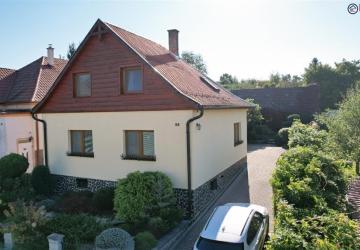 Reality Rezervované REALISS - Útulne zrekonštruovaný rodinný dom s moderným interiérom a nadčasovým