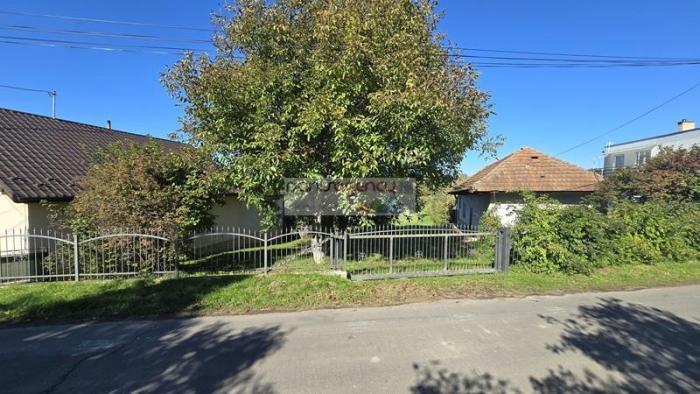 Reality Ponúkame exkluzívne na predaj pekný - veľký pozemok so starším domom v obci Podhájska o vým