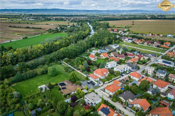 Reality Rodinný dom s podkrovím, 2-garážou, parking, vírivka v srdci Malinova