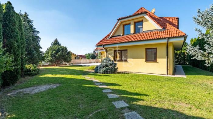 Reality Priestranný 3-podlažný RD 189 m2, so záhradou a dvojgarážou, Stupava