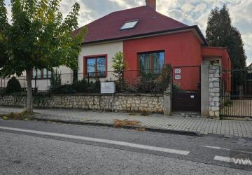 Reality VIVAREAL* EXKLUZÍVNA LOKALITA!  Veľký 5 izb. RD, terasa, garáž, pozemok 719 m2, SPIEGELSAL, Trn