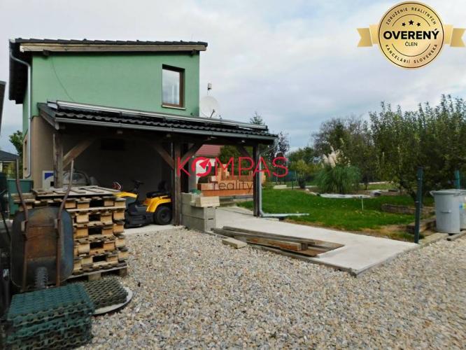 Reality DOM SO ZÁHRADOU, DREVENÝM PRÍSTREŠKOM A PARKOVANÍM V OBCI LUŽIANKY