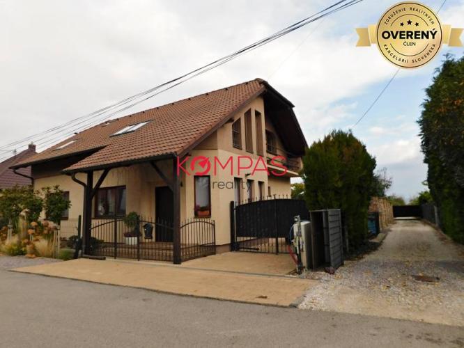 Reality KRÁSNY RODINNÝ DOM SO ZÁHRADOU A DREVENÝM ALTÁNKOM V OBCI LUŽIANKY
