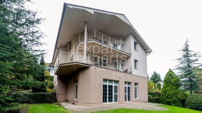 Reality Nadštandardný 6i RD 440m2, interiérový bazén, sauna, krb, záhrada