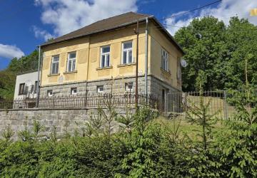 Reality Rodinný dom s veľkým pozemkom v obci Chrťany