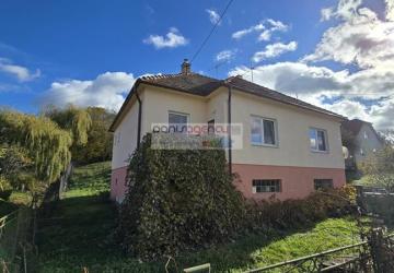 Reality Ponúkame exkluzívne na predaj rodinný dom s veľkým pozemkom v obci Bohunice - postavený na poz