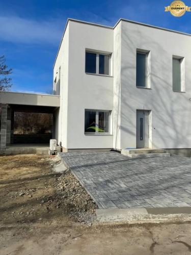 Reality Novostavba z kvalitných materiálov - v stave HOLODOM - 265.000€