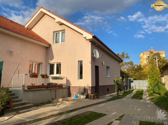 Reality Predaj rodinný dom s veľkým stavebným pozemkom BA Podunajské Biskupice
