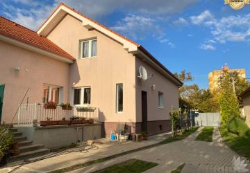 Reality Predaj rodinný dom s veľkým stavebným pozemkom BA Podunajské Biskupice