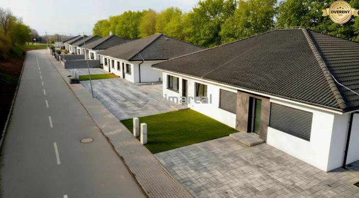Reality Moderný 4i BUNGALOV: Život v TOP Kvalite na pozemku v Hôrke nad Váhom!