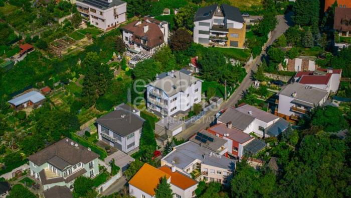 Reality Priestranný, slnečný RD s 3 bytmi, pozemok 571m2, záhrada, 6 x parking