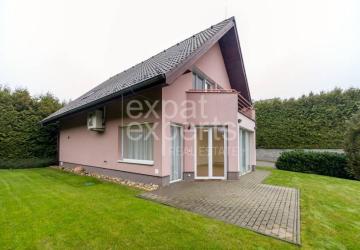 Reality Veľmi pekný 5i rodinný dom 250 m2, s príjemnou záhradou a dvoj-garážou