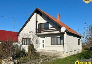 Reality NA PREDAJ 5 IZBOVÝ POSCHODOVÝ DOM  V CENTRE OBCE, IŽA, OKRES KOMÁRNO