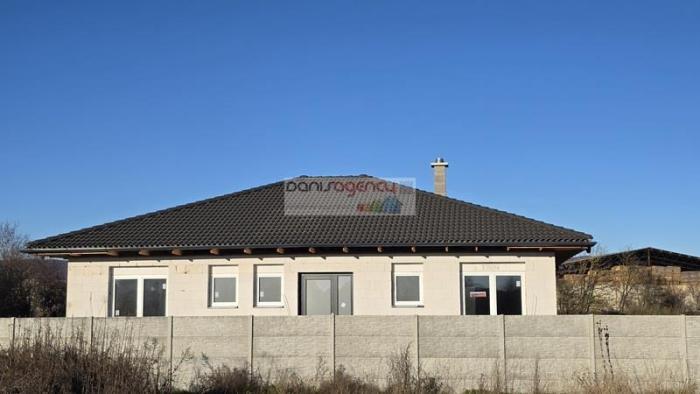 Reality Ponúkame exkluzívne na predaj novostavbu rodinného domu v obci Hronské Kosihy